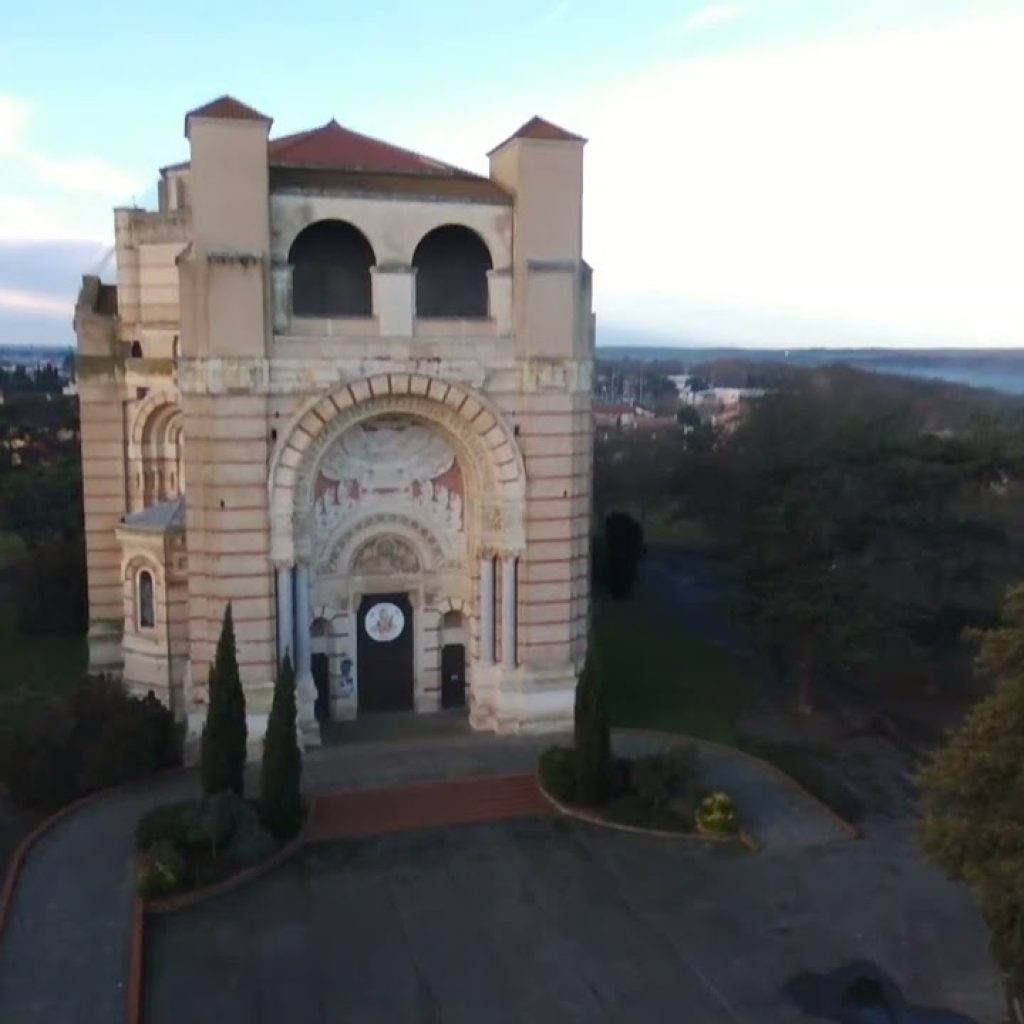 Miniature de la vidéo : LE SANCTUAIRE SAINTE GERMAINE DE PIBRAC DEPUIS UN DRONE